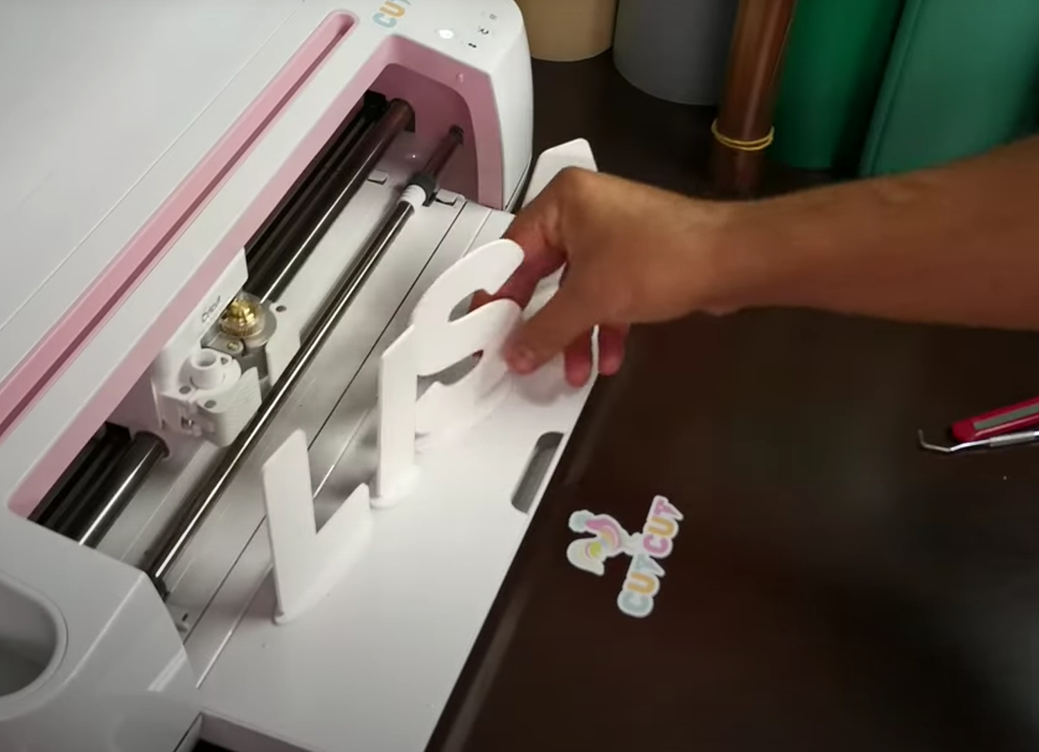 présentation des panneaux pvc 2mm qui permette de créer des lettres en relief en les découpant avec une Cricut Maker