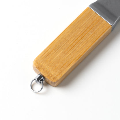 Clé USB avec structure principale en bambou naturel.